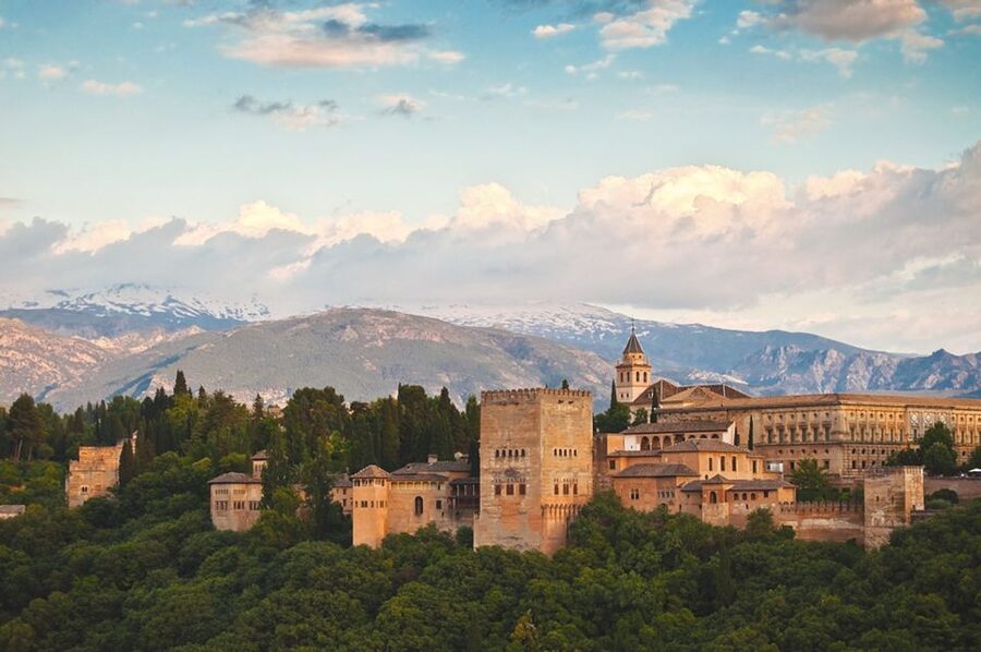 Granada: Alhambra Guided Tour with Nasrid Palaces - Generalife, where the air changes and the fountains do the talking