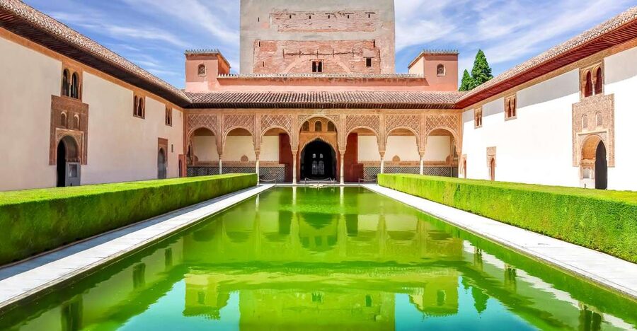 Granada: Alhambra, Nasrid, and Generalife Private Tour - Nasrid Palaces highlights: Court of the Lions and the Muhammed V core