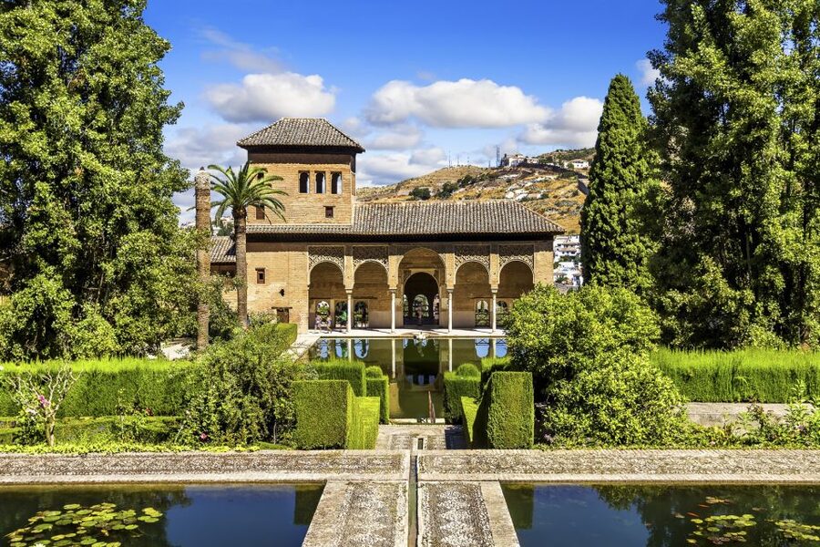 Granada: Alhambra, Nasrid Palaces, & Generalife Guided Tour - Practical tips so you enjoy it instead of fighting it