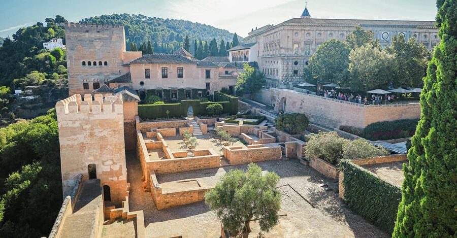 Granada: Alhambra & Nasrid Palaces Small Group Guided Tour - Guide style matters more than you think