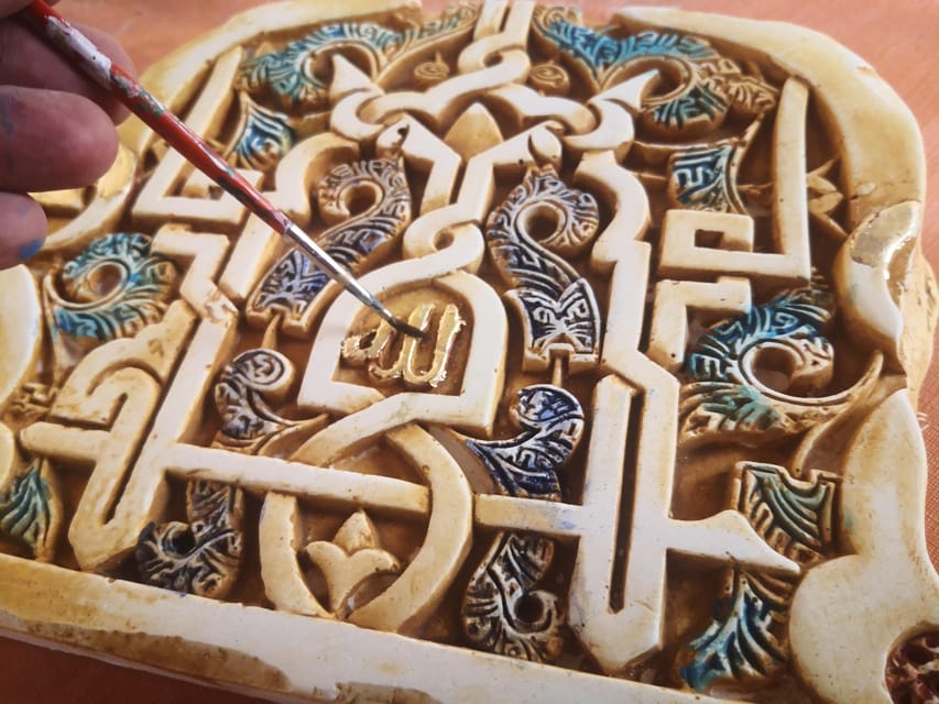 Granada: "Alhambra´s Craft Workshop" - Picking your masterpiece: mosaic tiles, Nasrid painting, gold-leaf plaster, stucco and more