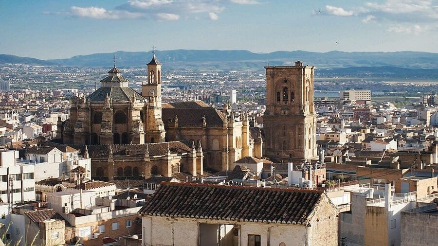 Granada: Cathedral and Royal Chapel Private tour with ticket - Starting point: Plaza Nueva fountain, in front of the pharmacy