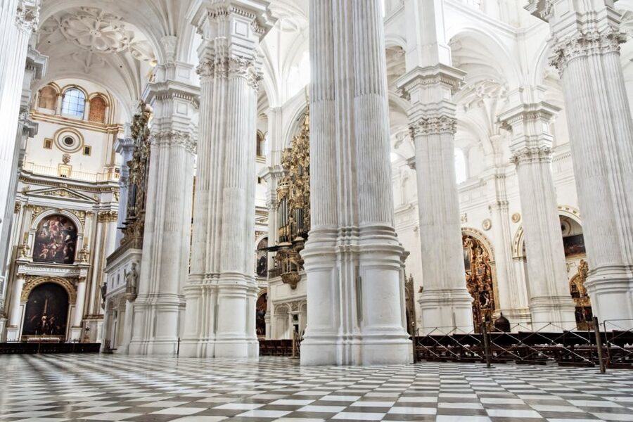 Granada: Cathedral & Royal Chapel Skip the Line Tour - Quick stops that add texture: Calle Oficios and the Alcaicería area