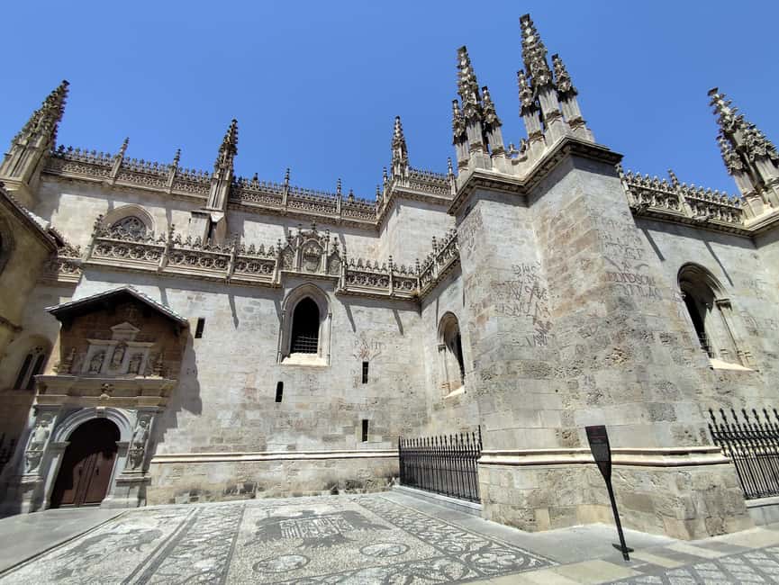 Granada: City center and Albaicin Private Tour - Cármenes, hidden corners, and walking through two eras