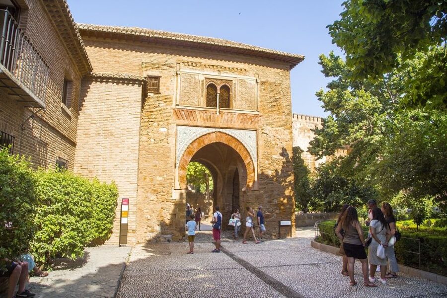 Granada: Combo Alhambra, Albaicín, and Sacromonte Tour - Included vs not included: plan your day around what’s missing