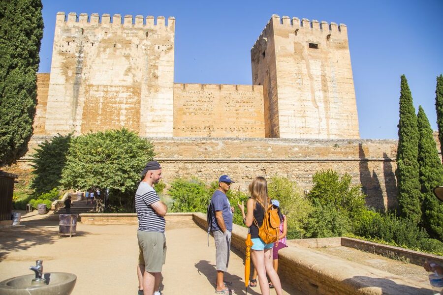 Granada: Combo Alhambra, Albaicín, and Sacromonte Tour - Language and guide style
