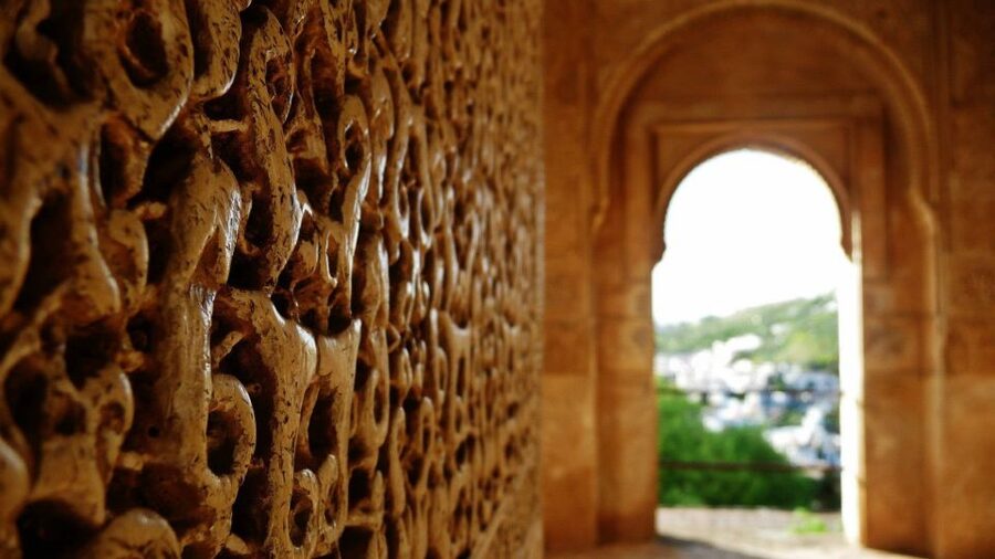 Granada: Fast-Track Alhambra & Nasrid Palaces Guided Tour - Group Size and Options: Private, Small Group, Regular