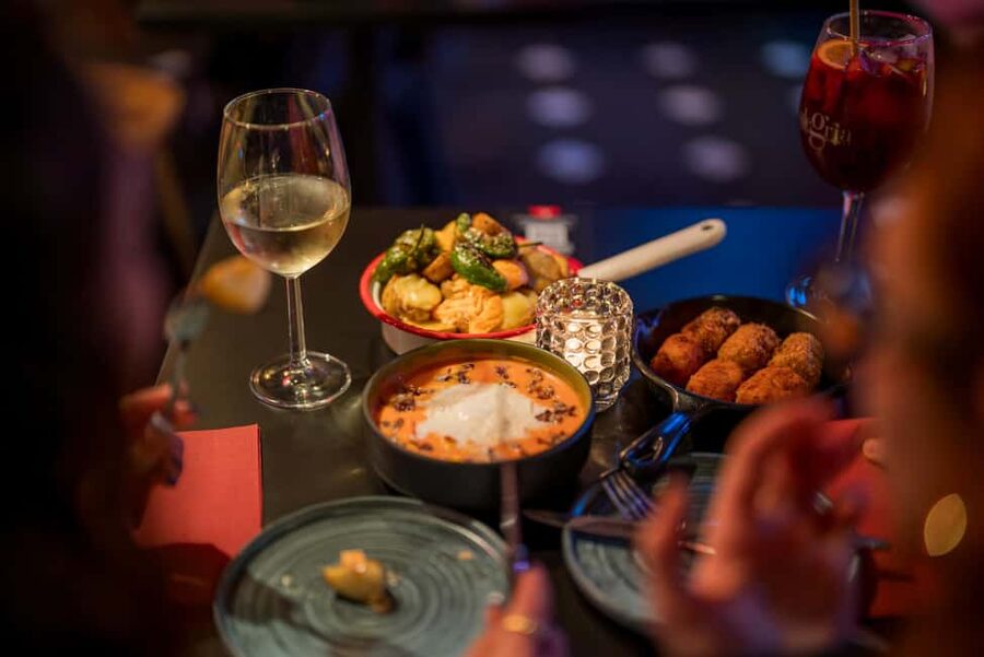 Granada: Flamenco Show with Dinner at Jardines de Zoraya - Dinner in the gardens: Andalusian menus you can actually follow