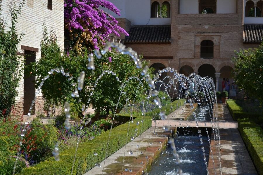 Granada: Full Alhambra Premium Guided Tour with Tickets - Rain or shine, and the small things that can change your day