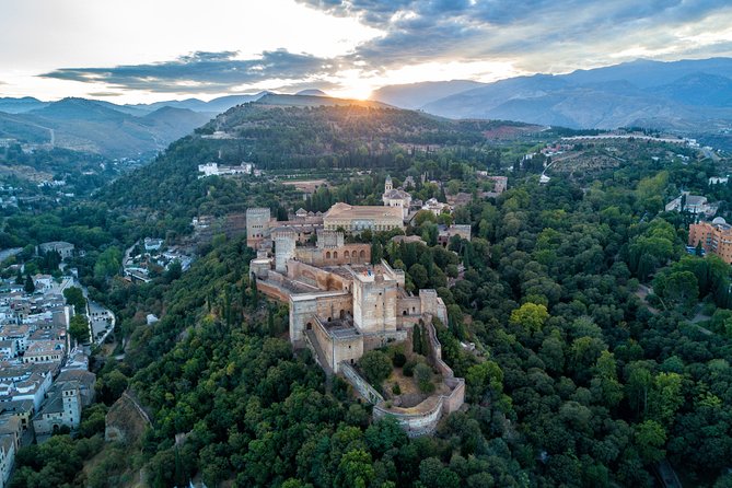 Granada full day: La alhambra completa + el Albaicin y Sacromonte - Lunch break in central Granada: plan for your own food