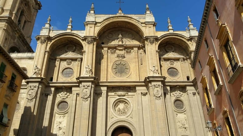 Granada: Gardens of the Alhambra and Generalife Regular Tour - Palace of Charles V: a Renaissance contrast point