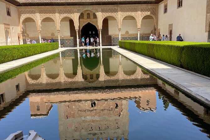 Granada : Private Alhambra Tour + Nazaries Palaces (VIP) - Where you meet: Restaurante La Mimbre and the easiest way to arrive on time