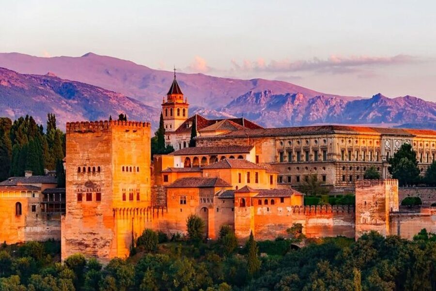 Granada: Private custom tour with a local guide - Albaicín streets and viewpoints, without the maze frustration