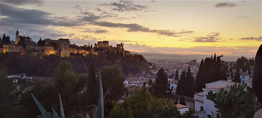 Granada: Private Tour of Albaicín, Sacromonte and Viewpoints - Walking through Albaicín: history in the steps between stops
