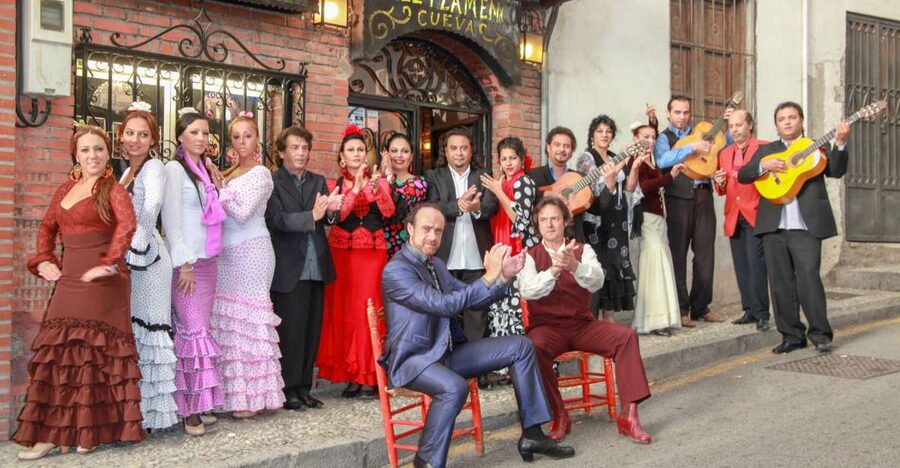 Granada: Sacromonte Caves Flamenco Show with Dinner - Welcome, Seating, and Dinner While the Night Gets Going