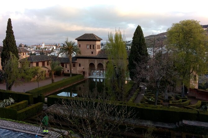 Granada, Visit Alhambra with Nasrid palaces, gardens and Alcazaba - Palace of Carlos V: the Renaissance interruption in a Moorish setting