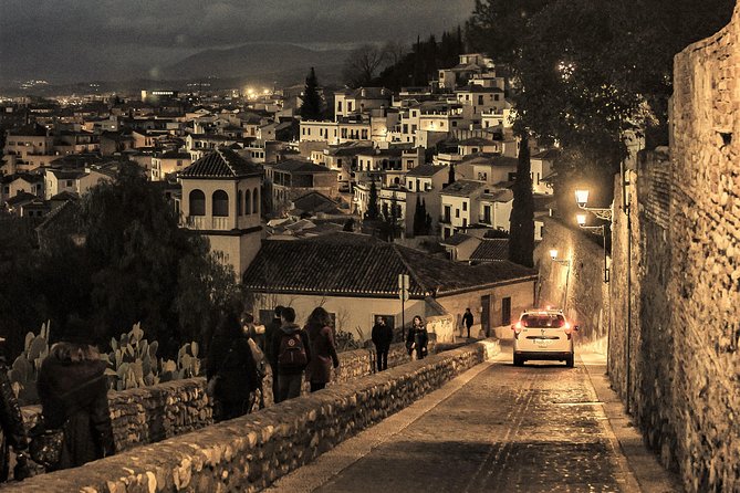Guided tour Granada Unexplained - Where you start, how the route flows, and what 2 hours feels like