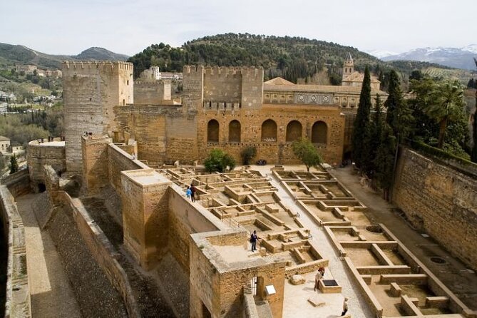Guided tour to Alhambra with Generalife, Alcazaba and Carlos V - Stop 4: Generalife on Cerro del Sol, Orchards and the Garden Mind-Game