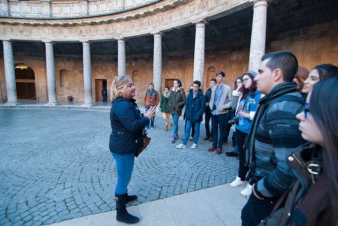 Guided visit to the Alhambra, Nasrid Palaces and Generalife - Guides and what the best explanations feel like