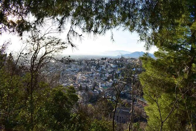 Hiking in the natural park on the outskirts of the Alhambra - Stop at La Silla del Moro, a strong first waypoint