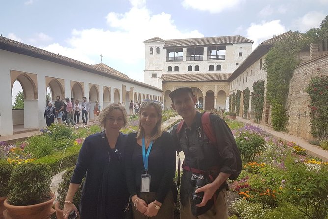 Private Alhambra Highlights Tour Including the Nasrid Palaces - Guide Quality and Pacing: Why Reviews Mention Names So Often