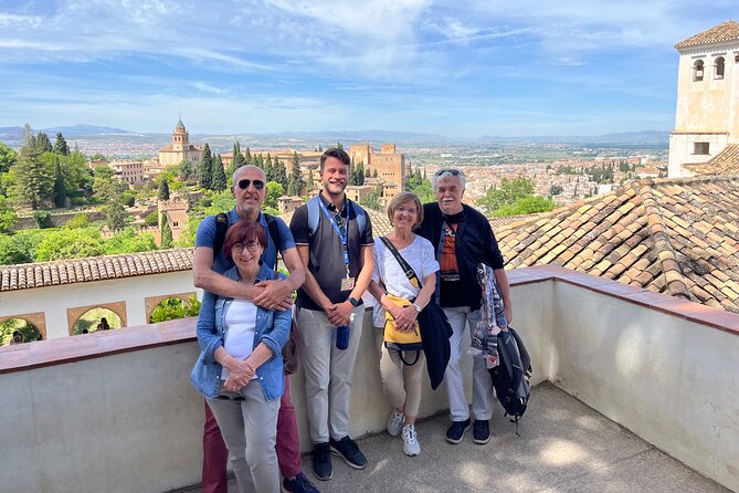 Private Tour in the Alhambra : buy your tickets and book your tour - Meet Roberto el Guía at the Alhambra ticket entrance area
