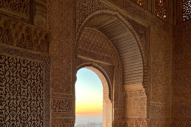 Private Tour in the Alhambra : buy your tickets and book your tour - Stop 3: Alcazaba fortress towers and the views you came for