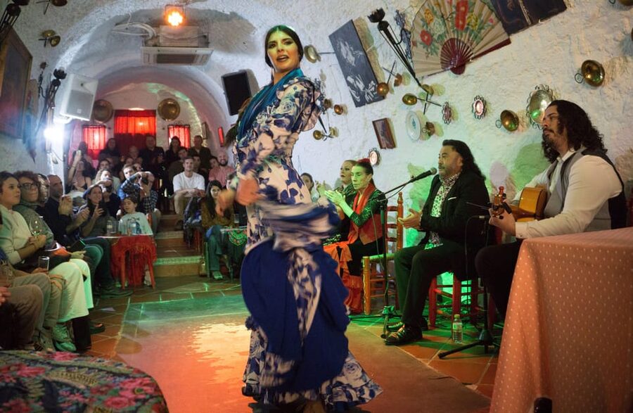 Sacromonte: Flamenco Show at Cuevas Los Tarantos Tickets - Zambra at Cuevas Los Tarantos, and why the cast size matters