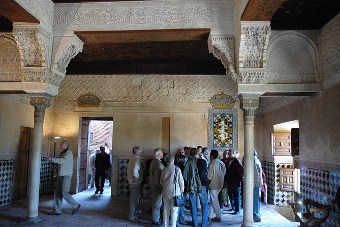 Skip the line: Alhambra Palace and Generalife Gardens Private Guided Tour - Generalife Gardens: a Moorish summer retreat