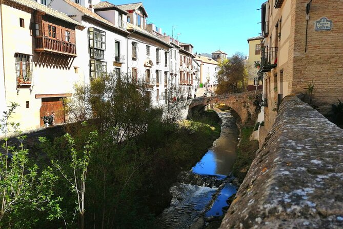 Stroll through Granada: historic center and Albayzín - Albayzín on foot for an hour, UNESCO at street level