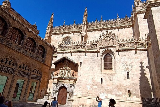 Stroll through Granada: historic center and Albayzín - Meeting at Monumento a las Capitulaciones, finishing at San Nicolás